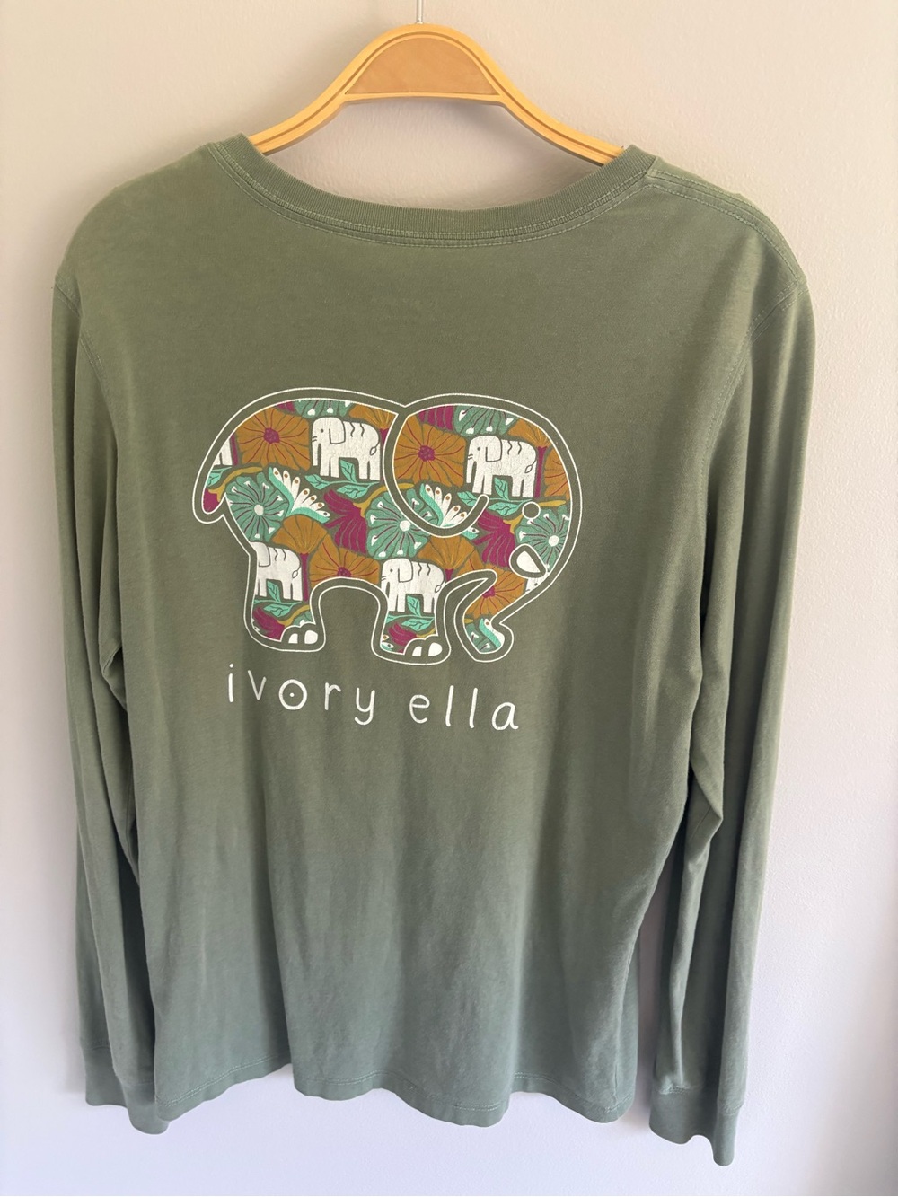 Ivory Ella Women’s Green Long-Sleeve Graphic Top